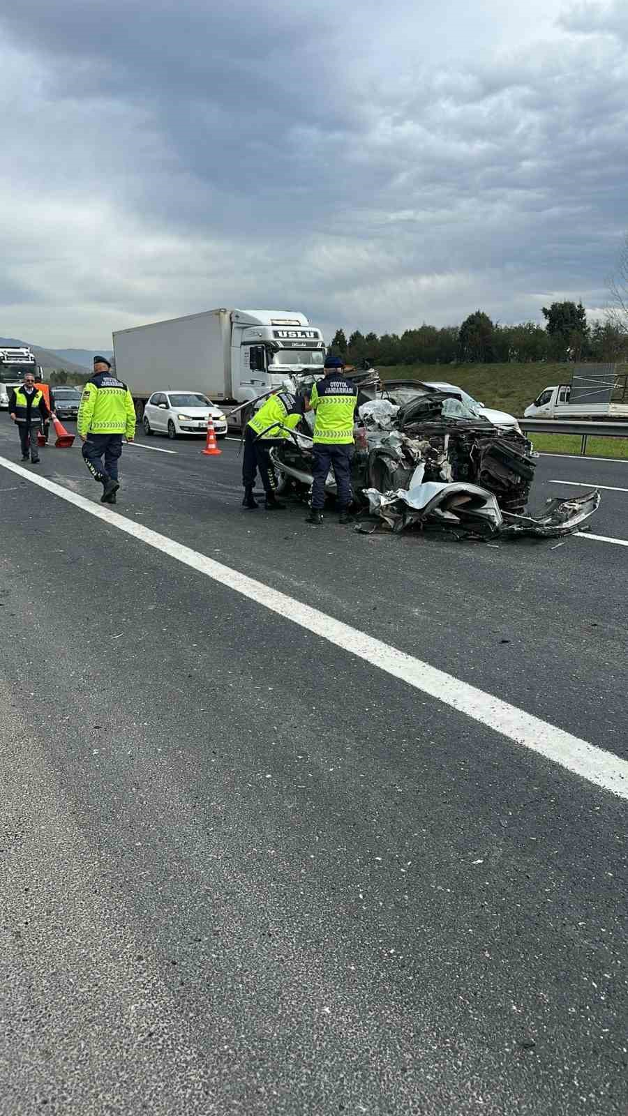 TEM&rsquo;de otomobil tıra &ccedil;arptı: 1 &ouml;l&uuml;, 1 yaralı
