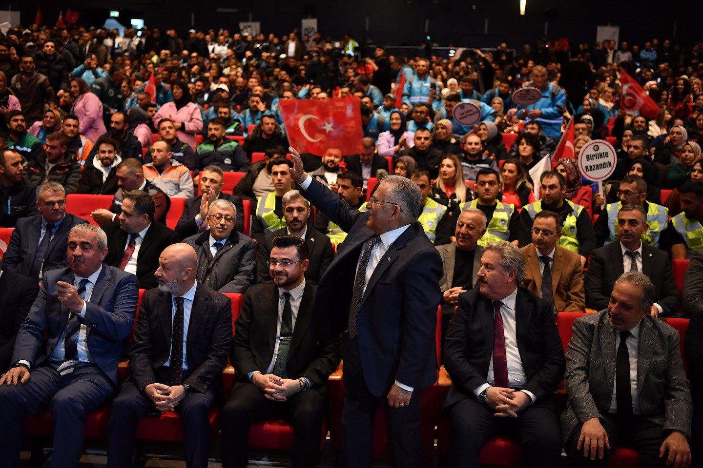 Başkan B&uuml;y&uuml;kkılı&ccedil;, Toplu İş S&ouml;zleşme T&ouml;reni&rsquo;nde personelin sevincine ortak oldu
