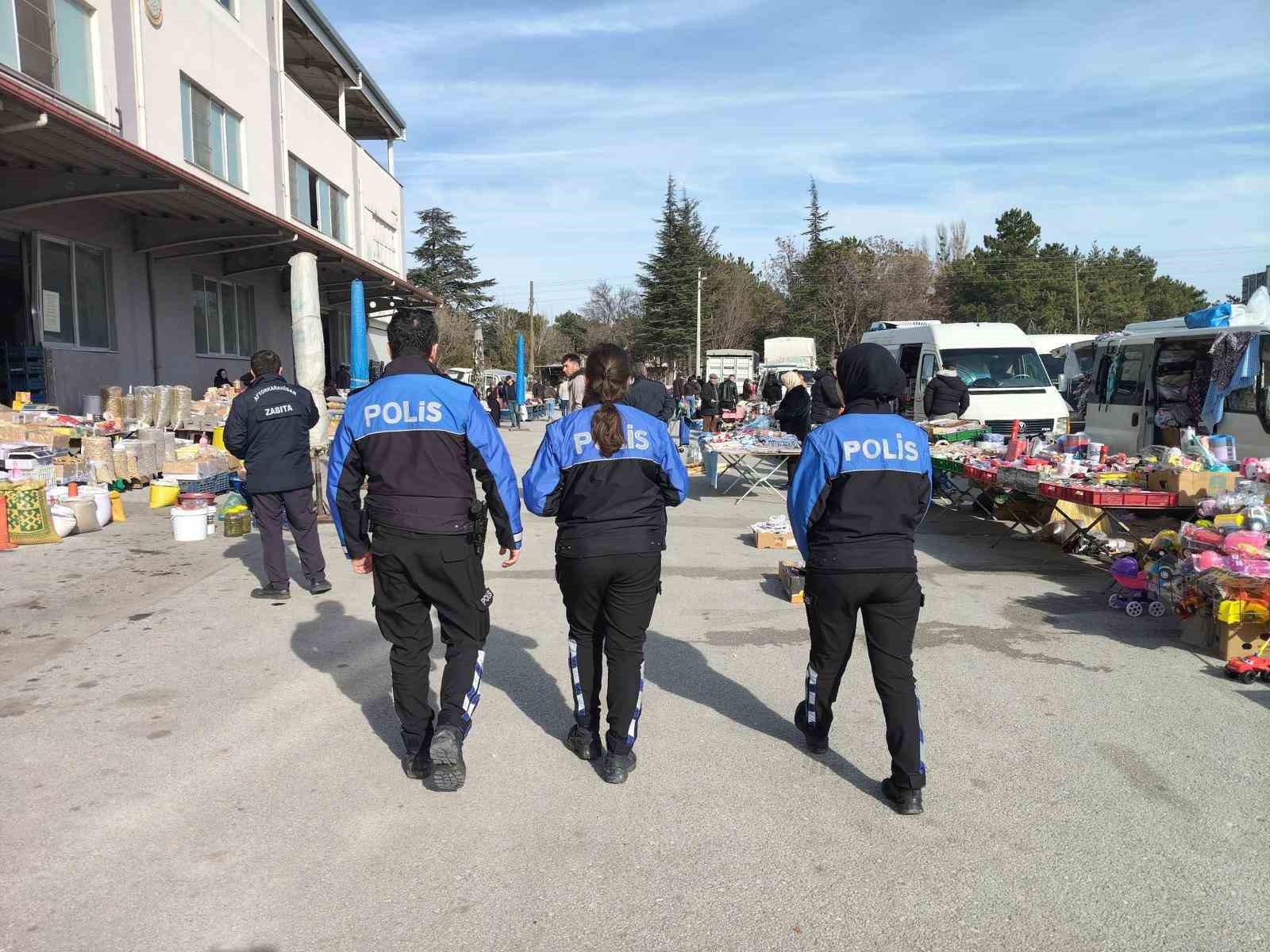 Polis dolandırıcılığa karşı vatandaşları broş&uuml;r dağıtarak uyardı
