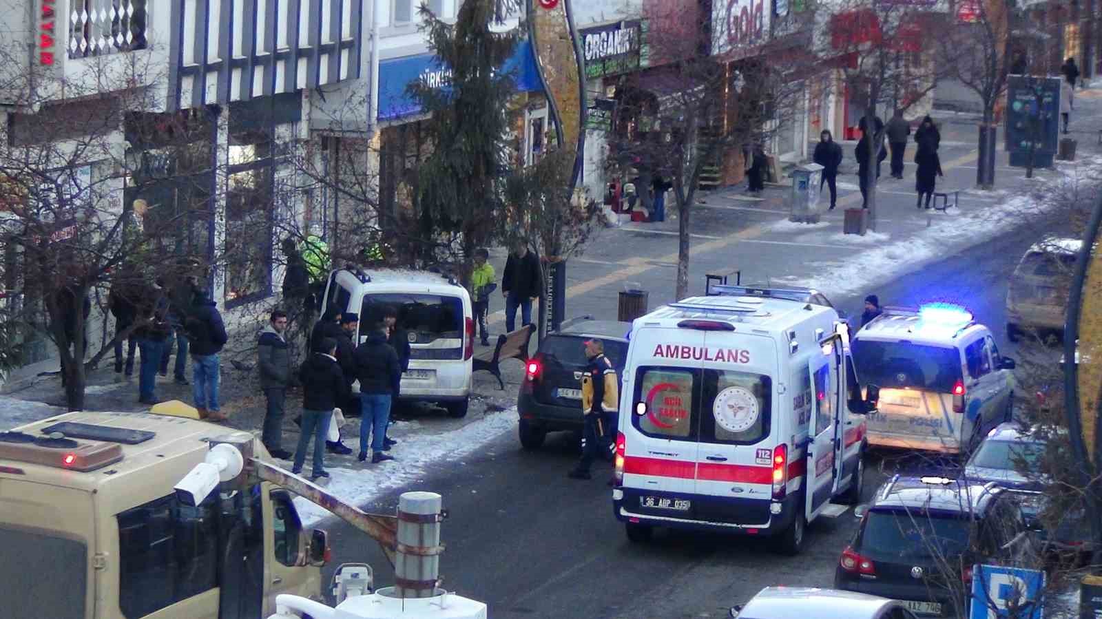 Kars&rsquo;ta kontrolden &ccedil;ıkan ara&ccedil; ağaca &ccedil;arparak durabildi
