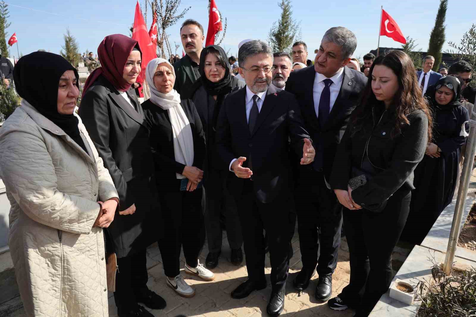 Bakan Yumaklı, deprem şehitlerinin kabirlerini ziyaret etti
