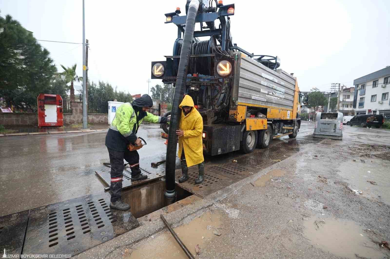 İzmir&rsquo;de ekipler 24 saat g&ouml;revde
