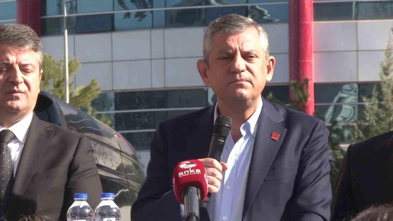 CHP Genel Başkanı &Ouml;zg&uuml;r &Ouml;zel vatandaşlarla bir araya geldi

