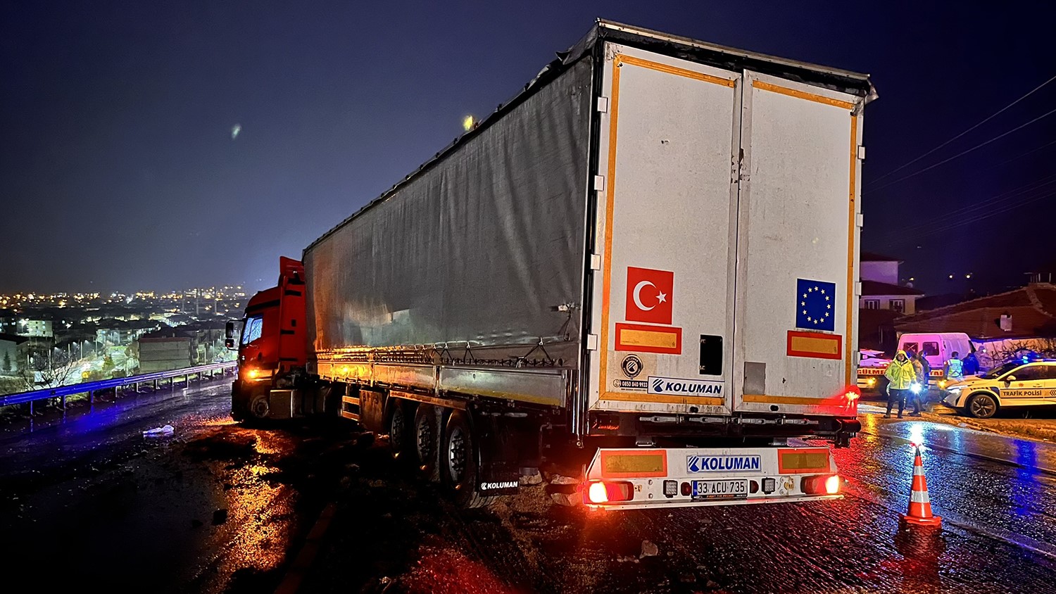 Tır refüje çıktı, 2 otomobil zarar gördü
