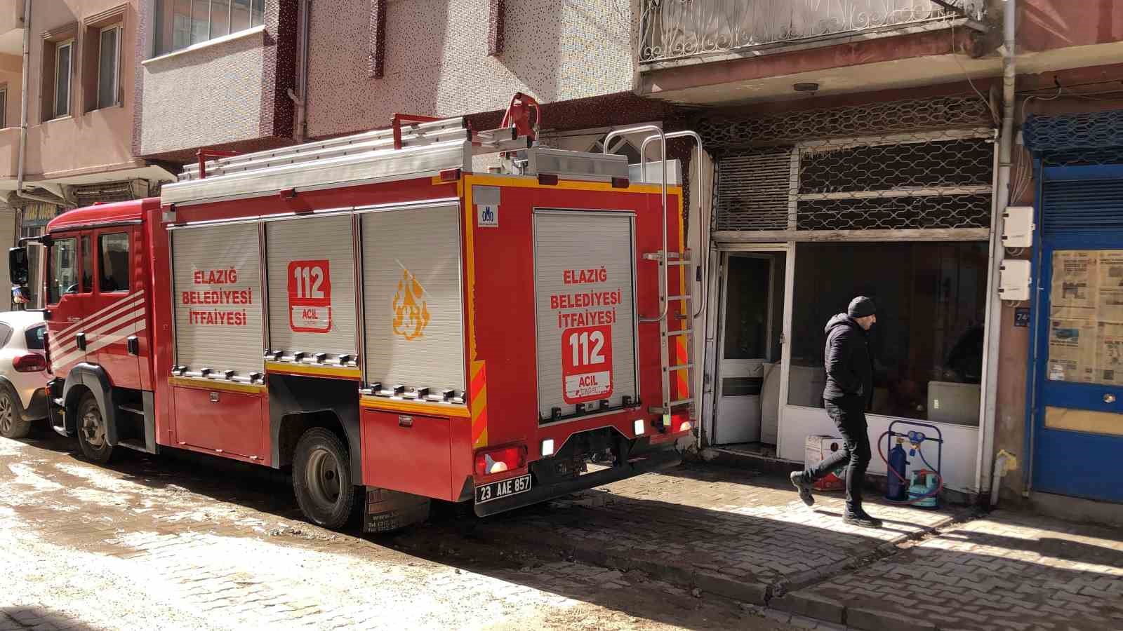 Elazığ&rsquo;da depo yangını ekiplerce s&ouml;nd&uuml;r&uuml;ld&uuml;
