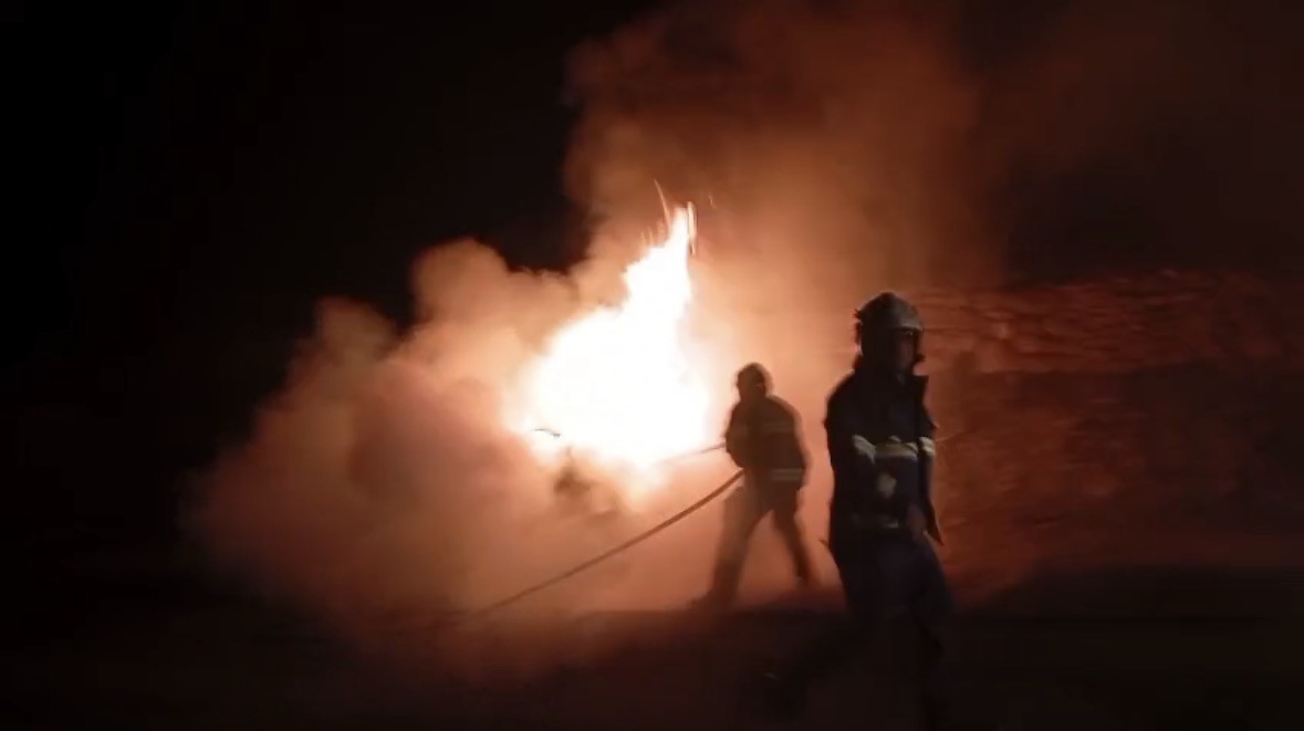 Park halindeki otomobil alevlere teslim oldu