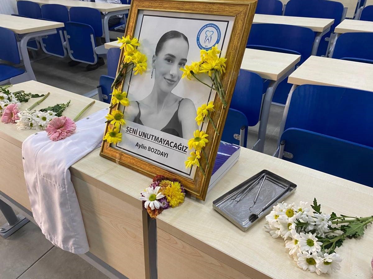 Doktor &ouml;nl&uuml;ğ&uuml;n&uuml; giyemeden vefat eden tıp &ouml;ğrencisi okulunda yad edildi
