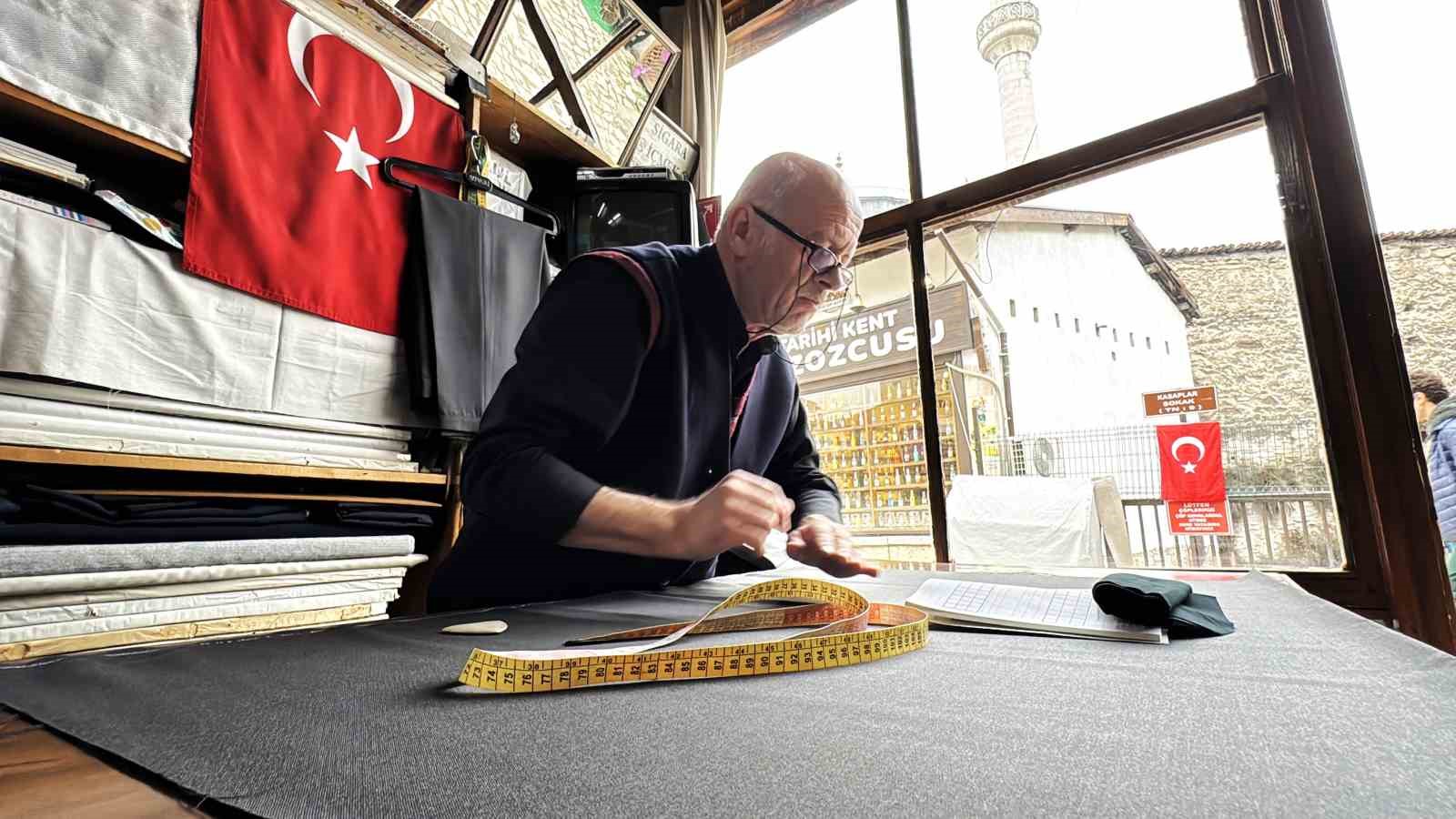 Mesleğinde yarım asrı geride bırakan terzi tarihi kentte zamana direniyor
