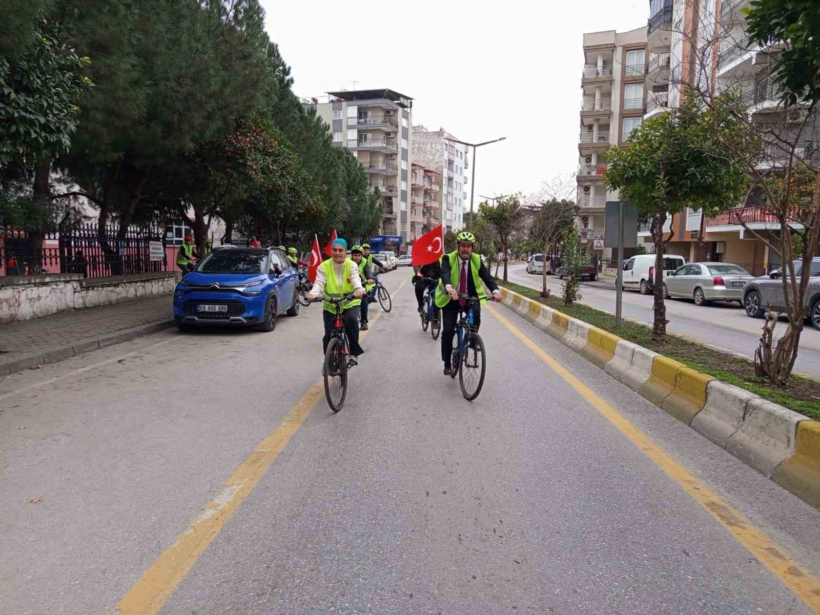 Bayrak i&ccedil;in pedal &ccedil;evirdiler
