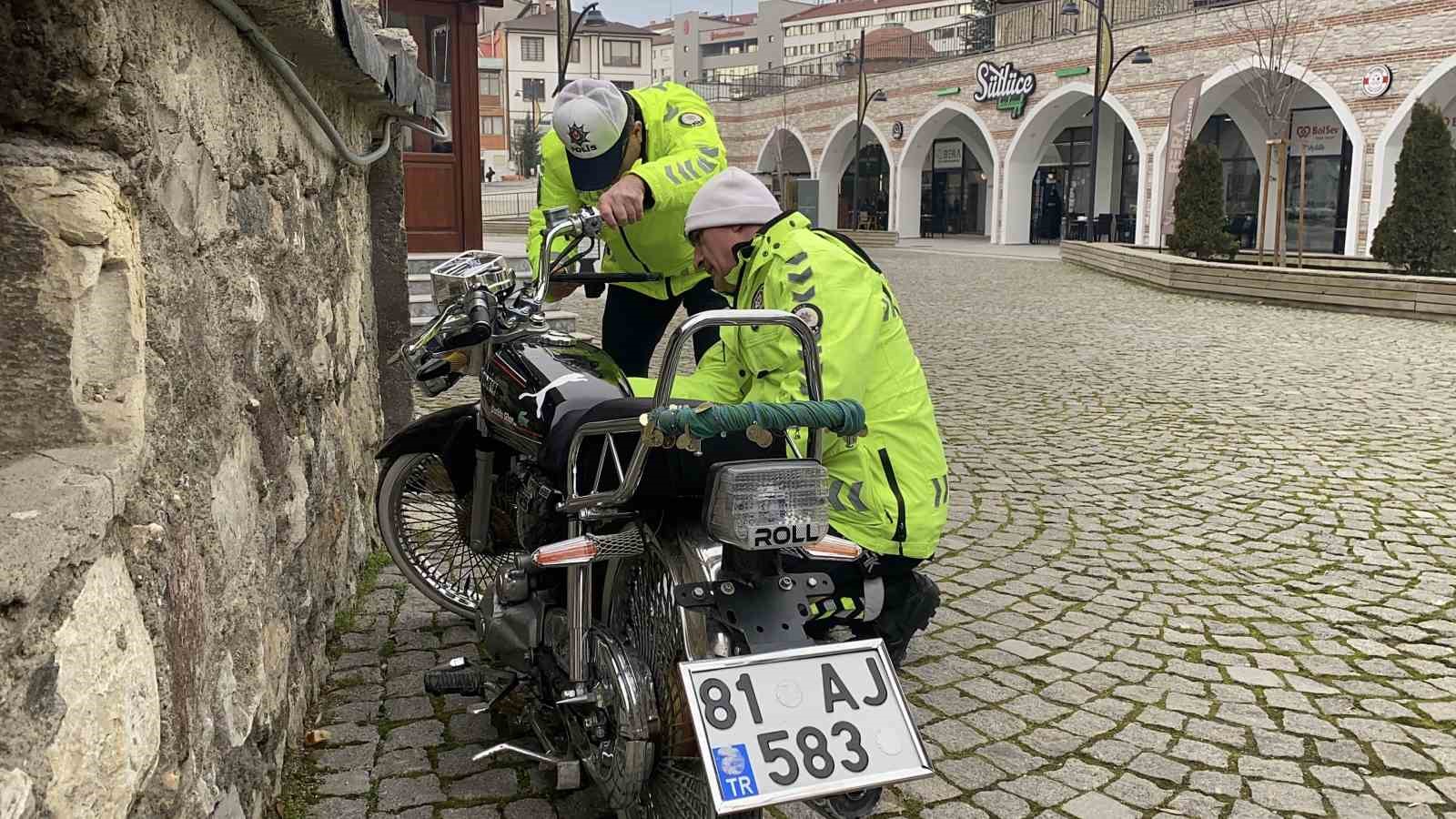 &Ccedil;arptıkları yaşlı kadını taksi durağına bırakıp ka&ccedil;tılar
