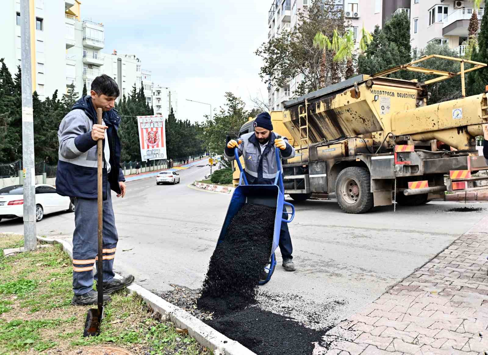 Muratpaşa&rsquo;da yollar onarılıyor

