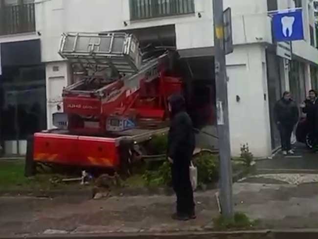 İstanbul Büyükçekmece’de sepetli vinç, diş polikliniğine daldı. Yaralılar olduğu öğrenilirken olay yerine polis ve sağlık ekipleri sevk edildi.