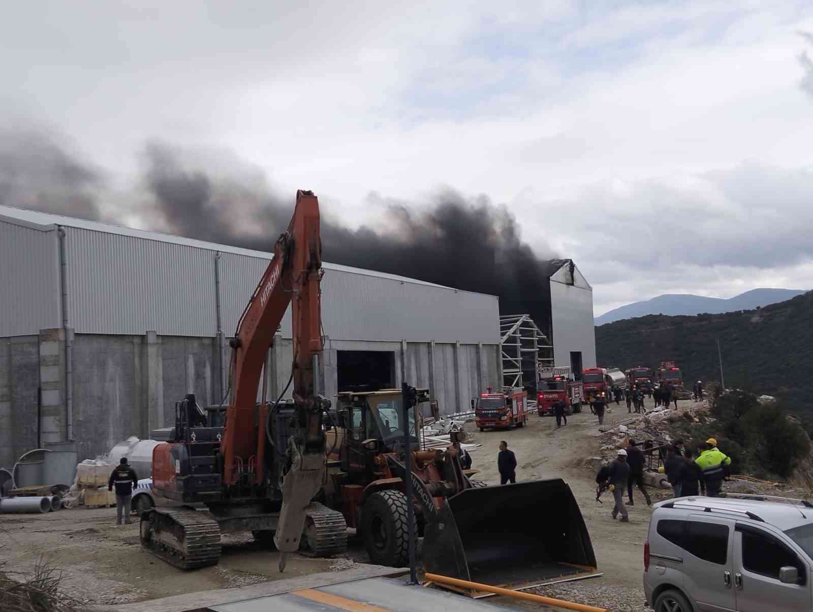 Milas&rsquo;ta fabrika inşaatında yangın
