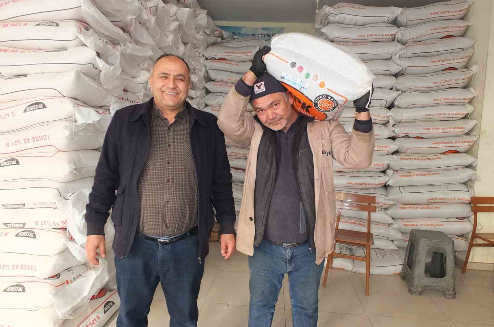 Burhaniye&rsquo;de yağmurlar yağdı g&uuml;bre satışları arttı
