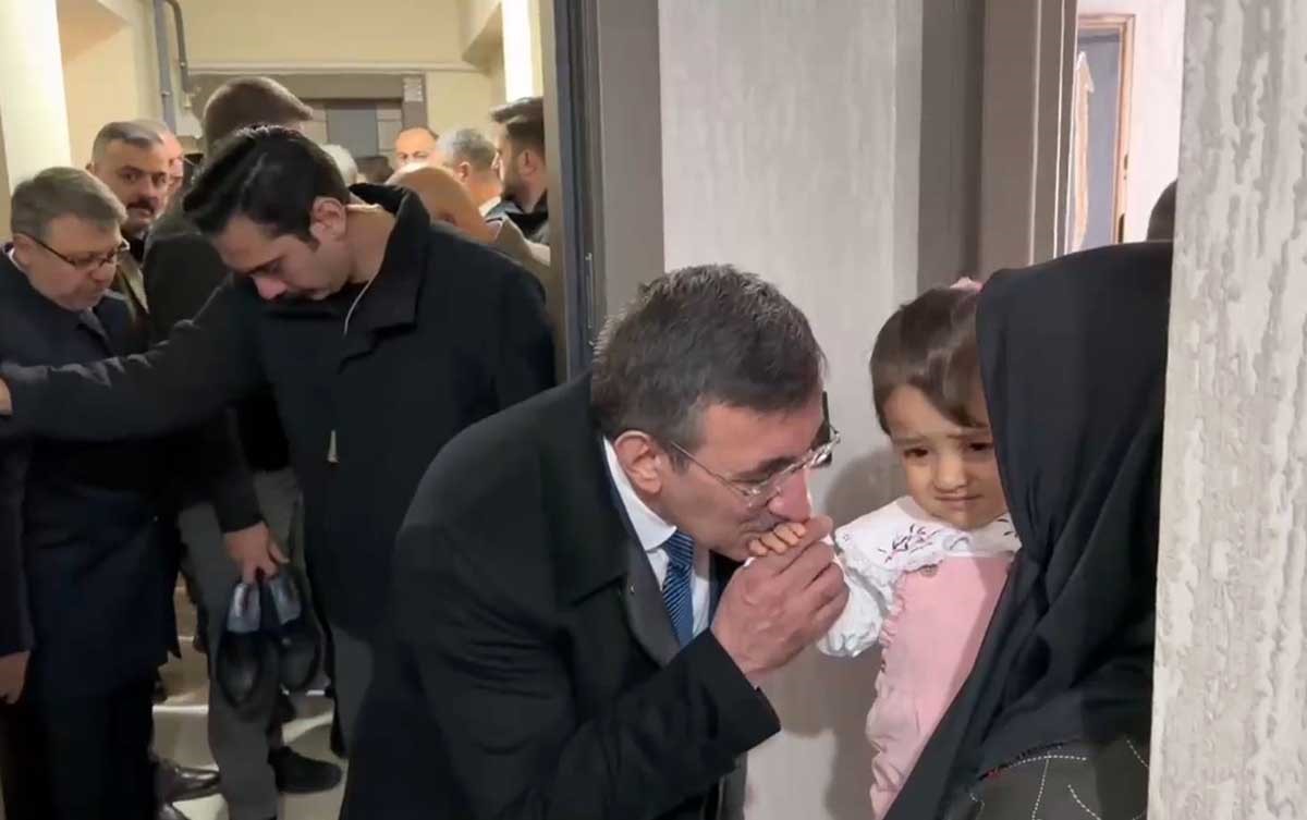 Cumhurbaşkanı Yardımcısı Yılmaz&rsquo;dan depremzede aileye ziyaret
