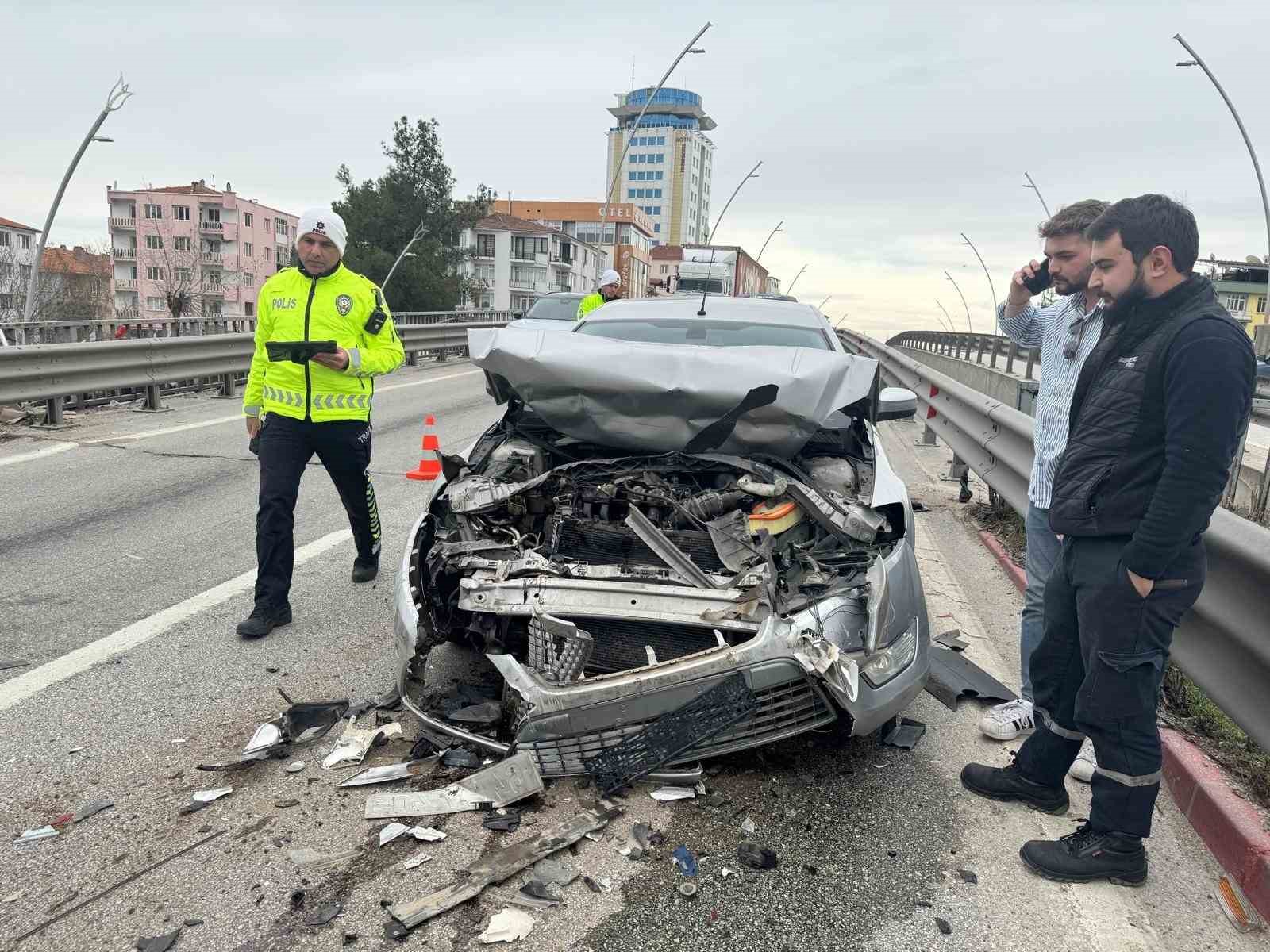 Uşak’ta 3 otomobil çarpıştı: 4 yaralı