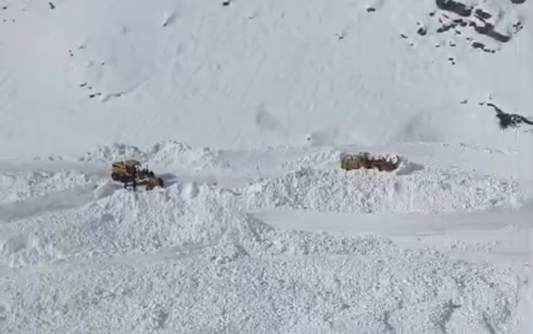 Van Bahçesaray’da mezra yoluna çığ düştü