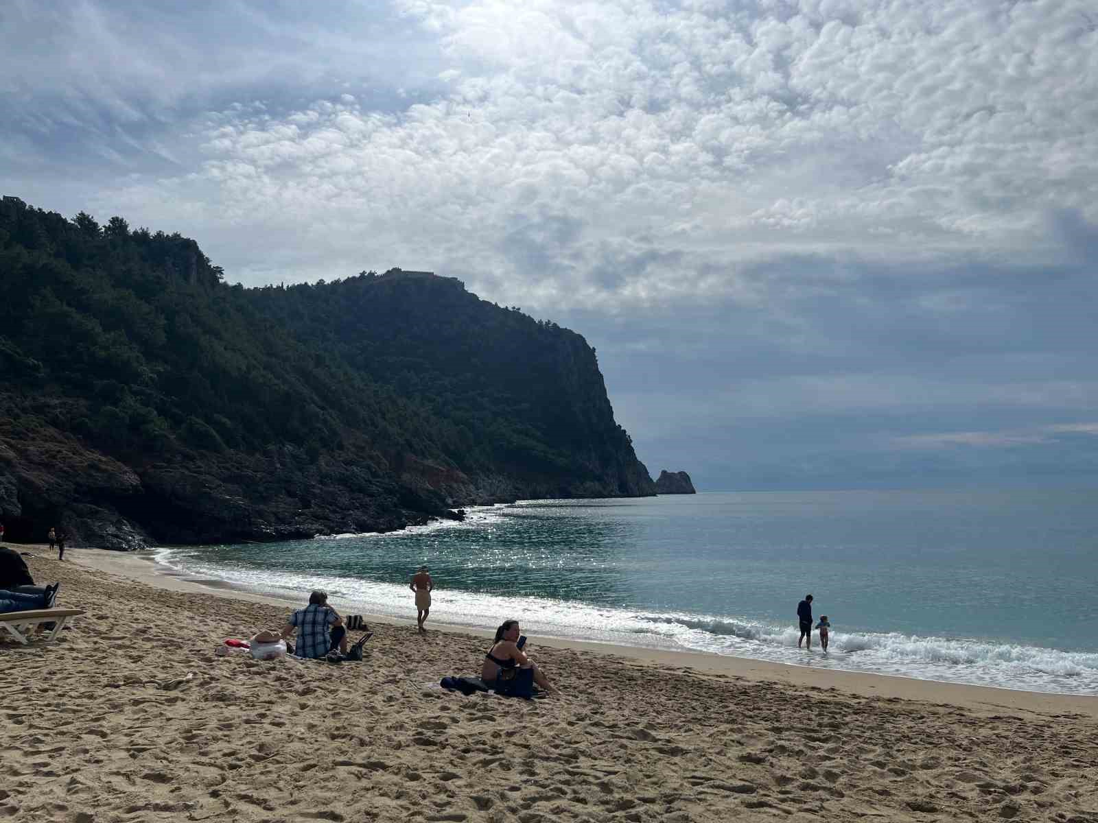 Yurt genelinde kar, Alanya’da yazdan kalma günler