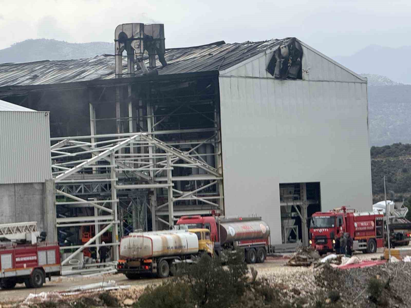 Milas’ta fabrika inşaatındaki yangın kontrol altına alındı