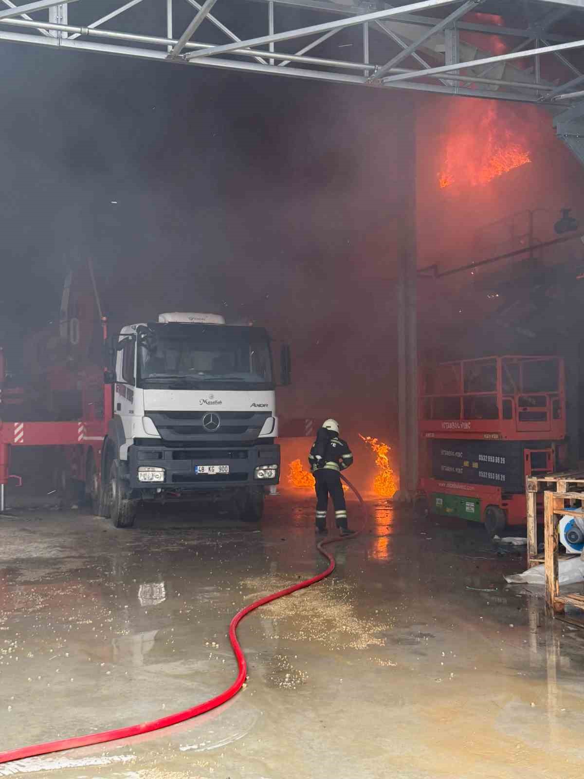 Milas&rsquo;ta fabrika inşaatındaki yangın kontrol altına alındı
