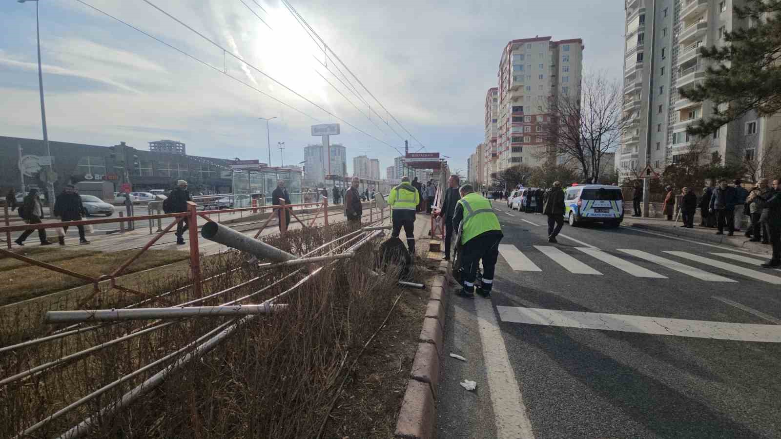 Araç refüjde bekleyen yayaların arasına daldı: 3 yaralı