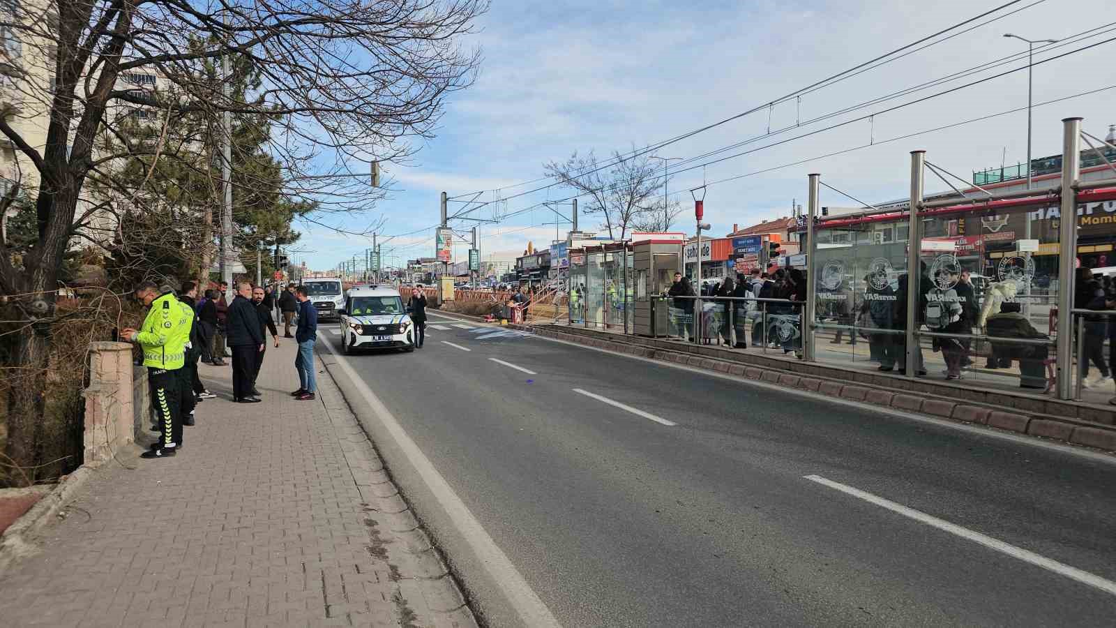 Araç refüjde bekleyen yayaların arasına daldı: 3 yaralı