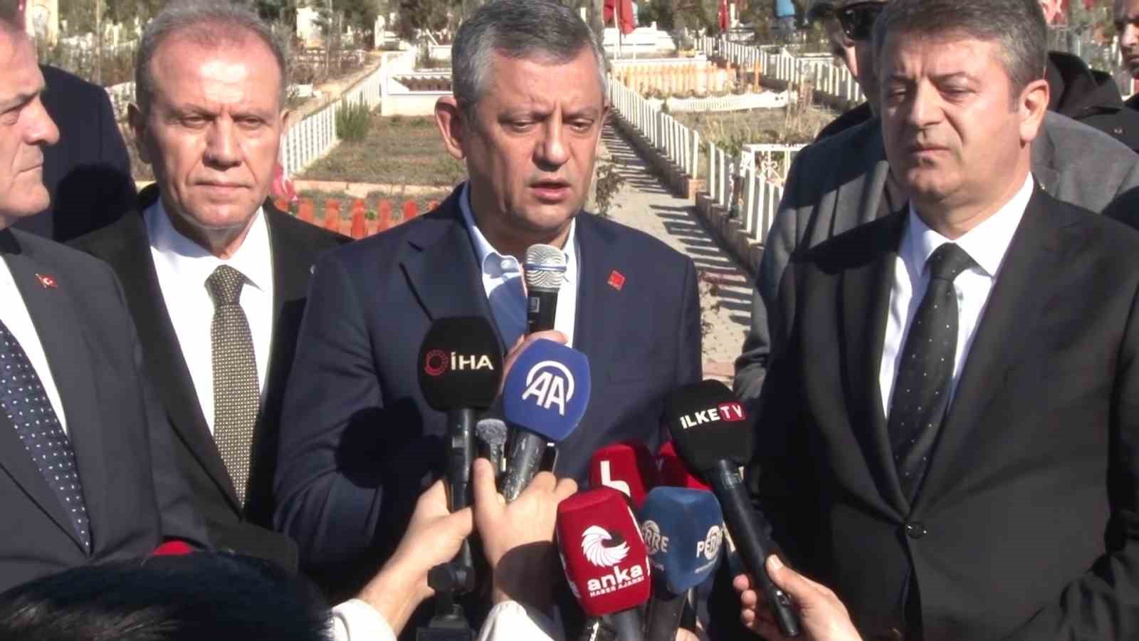 CHP Genel Başkanı &Ouml;zg&uuml;r &Ouml;zel deprem şehitliğini ziyaret etti
