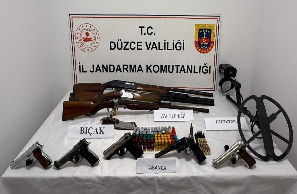 Evde yapılan aramada ruhsatsız silah ve tüfek ele geçirildi