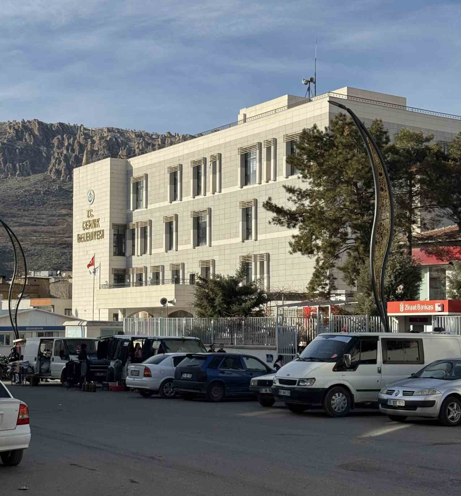 Ezan sesi mahalleliye ulaşmayınca belediye binasına hoparlör konuldu