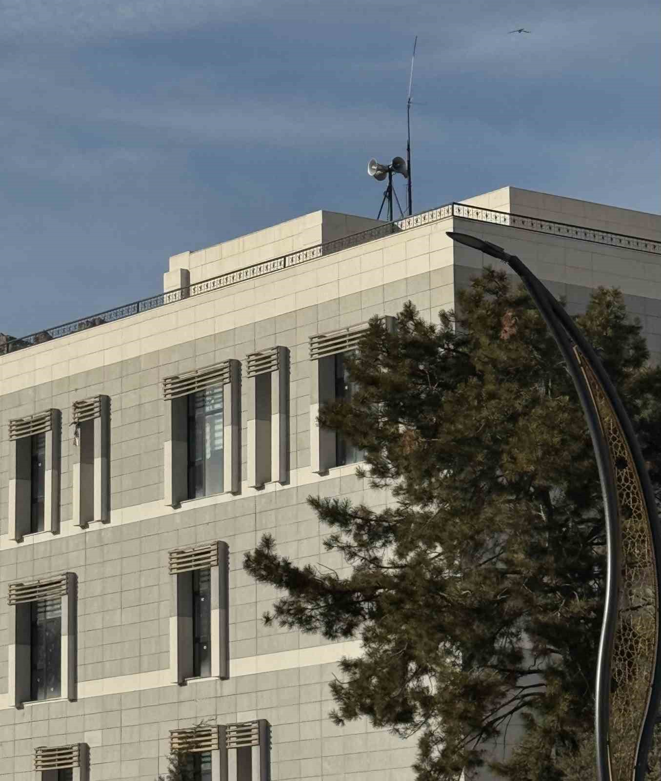 Ezan sesi mahalleliye ulaşmayınca belediye binasına hoparl&ouml;r konuldu
