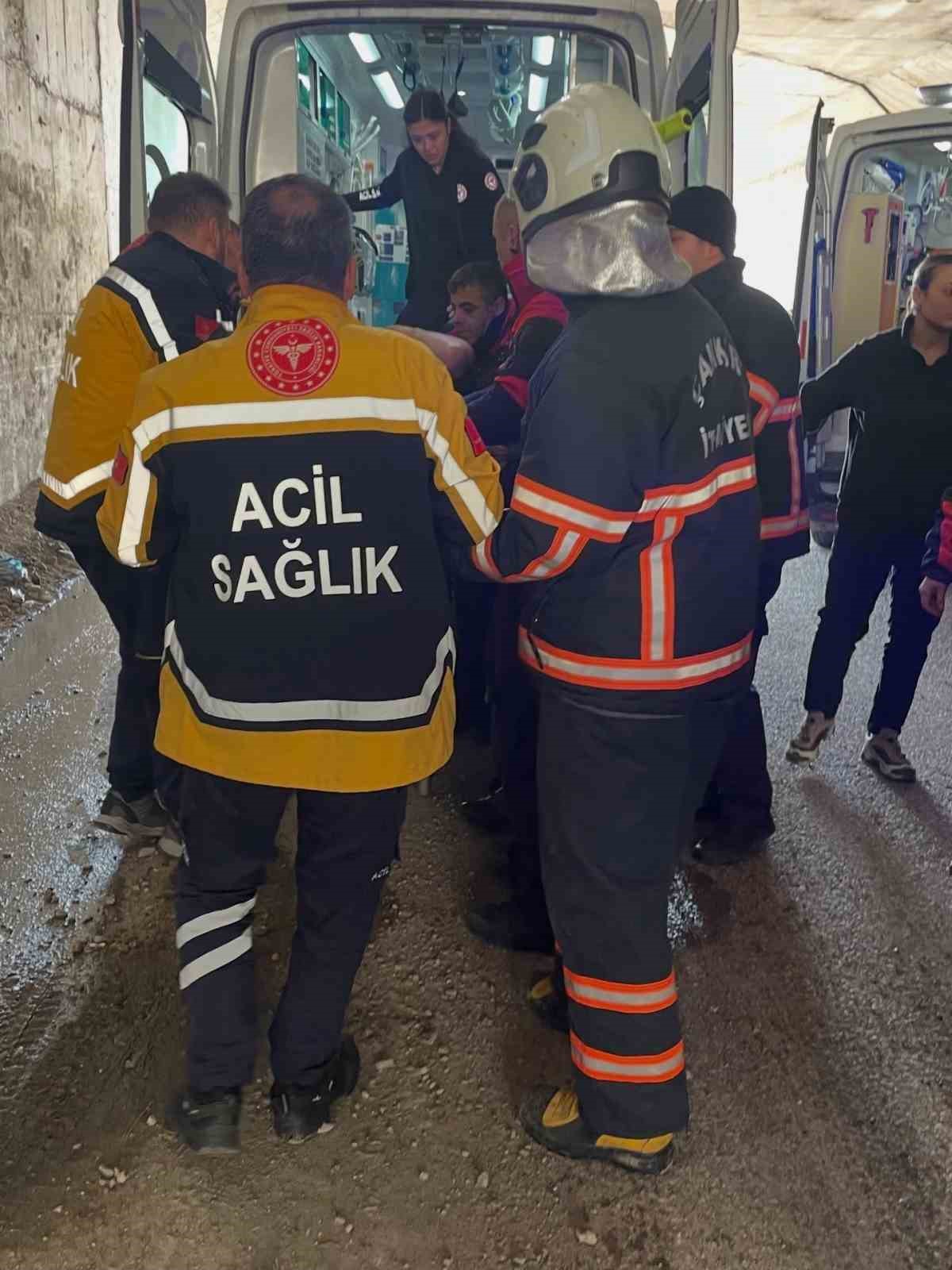 &Ccedil;ankırı&rsquo;da devrilen tırdaki 4 kişi yaralandı
