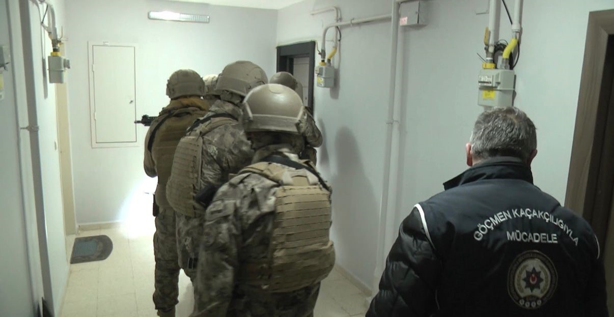 Sınır illerinden Kocaeli&rsquo;ye uzanan g&ouml;&ccedil;men ka&ccedil;ak&ccedil;ılığı hattı &ccedil;&ouml;kertildi: 16 g&ouml;zaltı
