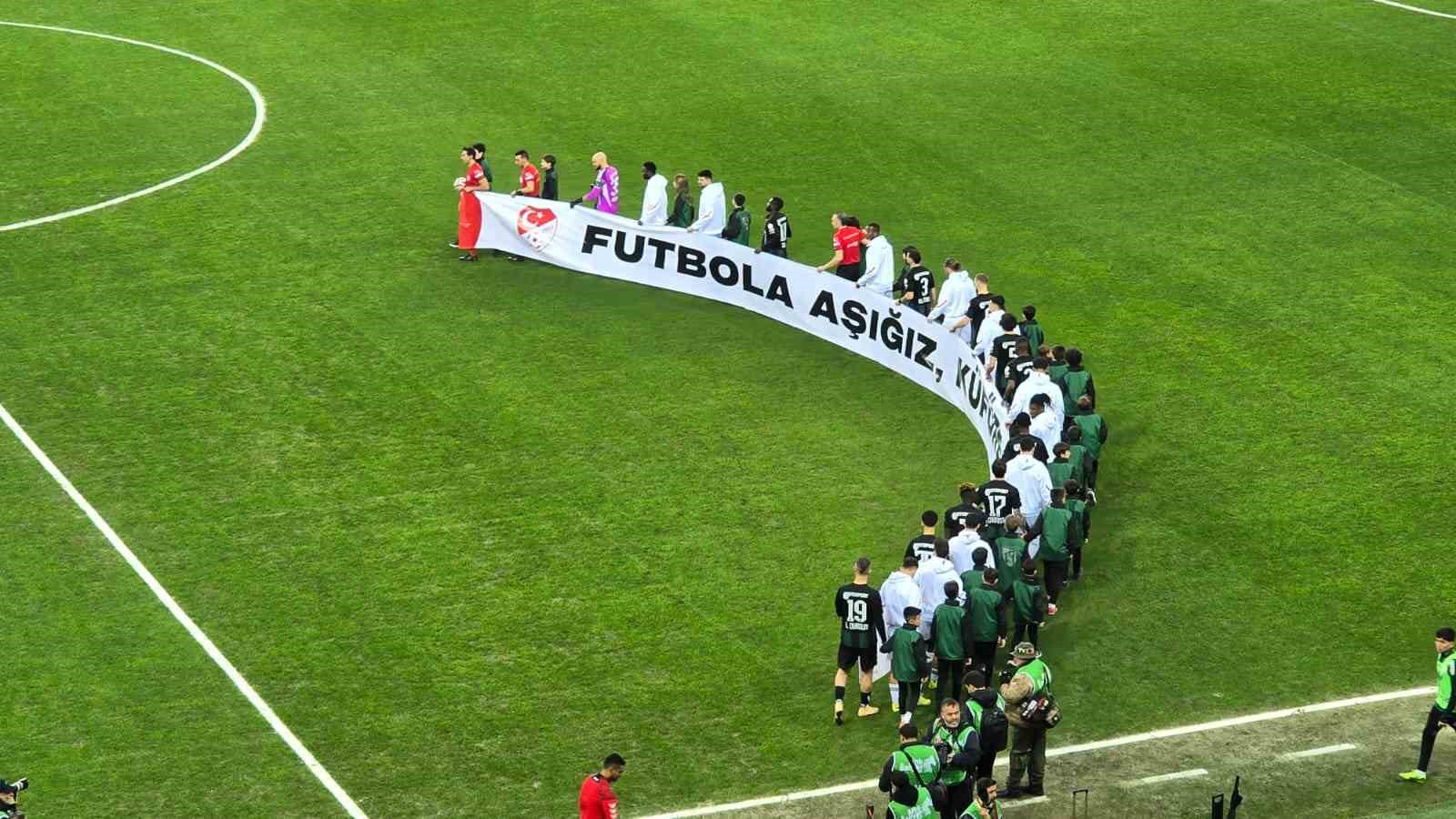 Kocaelispor ve Beşiktaş kupa ma&ccedil;ına &lsquo;K&uuml;f&uuml;re karşıyız&rsquo; pankartıyla &ccedil;ıktı
