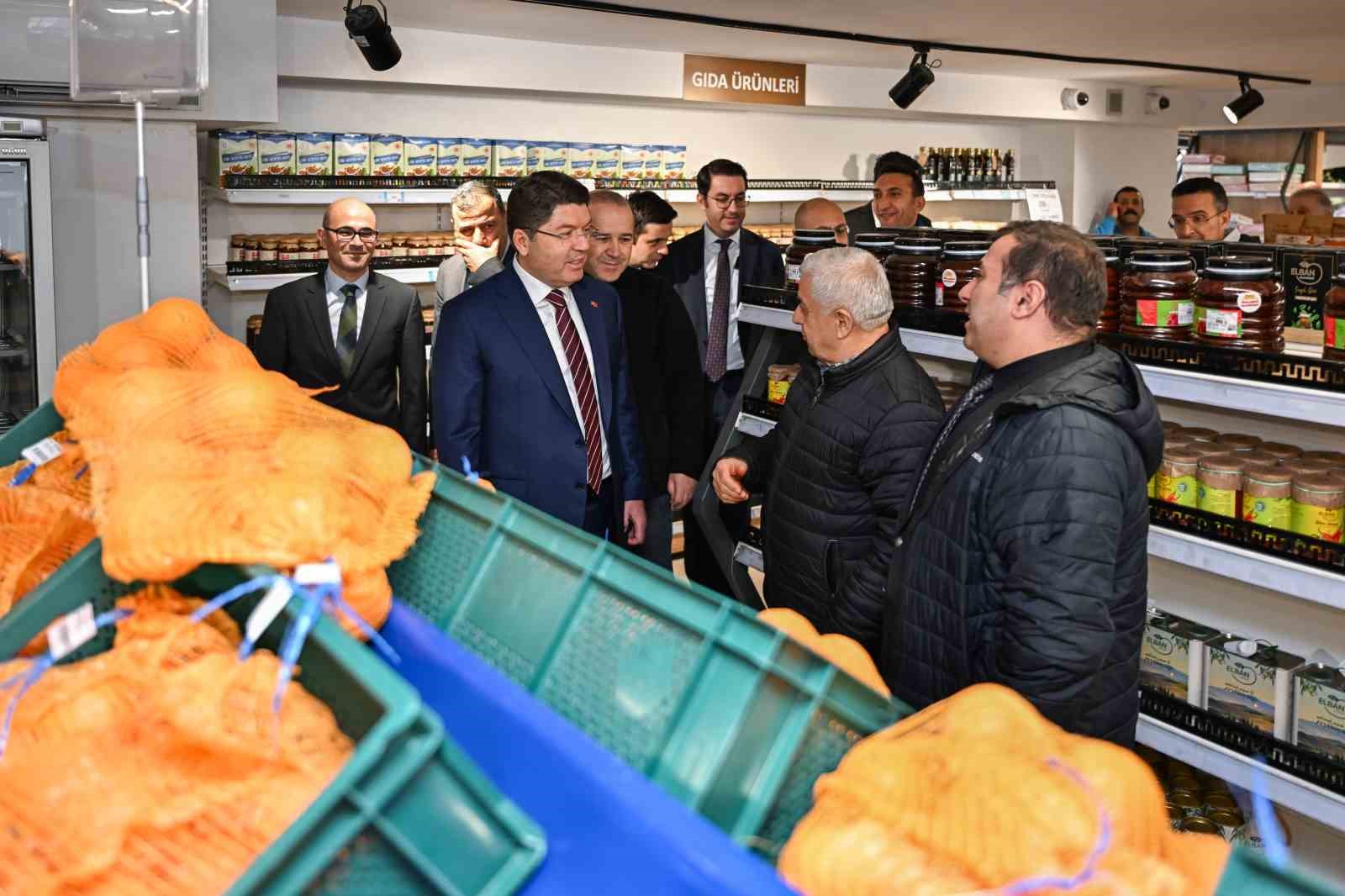 Adalet Bakanı Tunç, İşyurtları’nın Kızılay satış mağazasında vatandaşlarla alışveriş yaptı