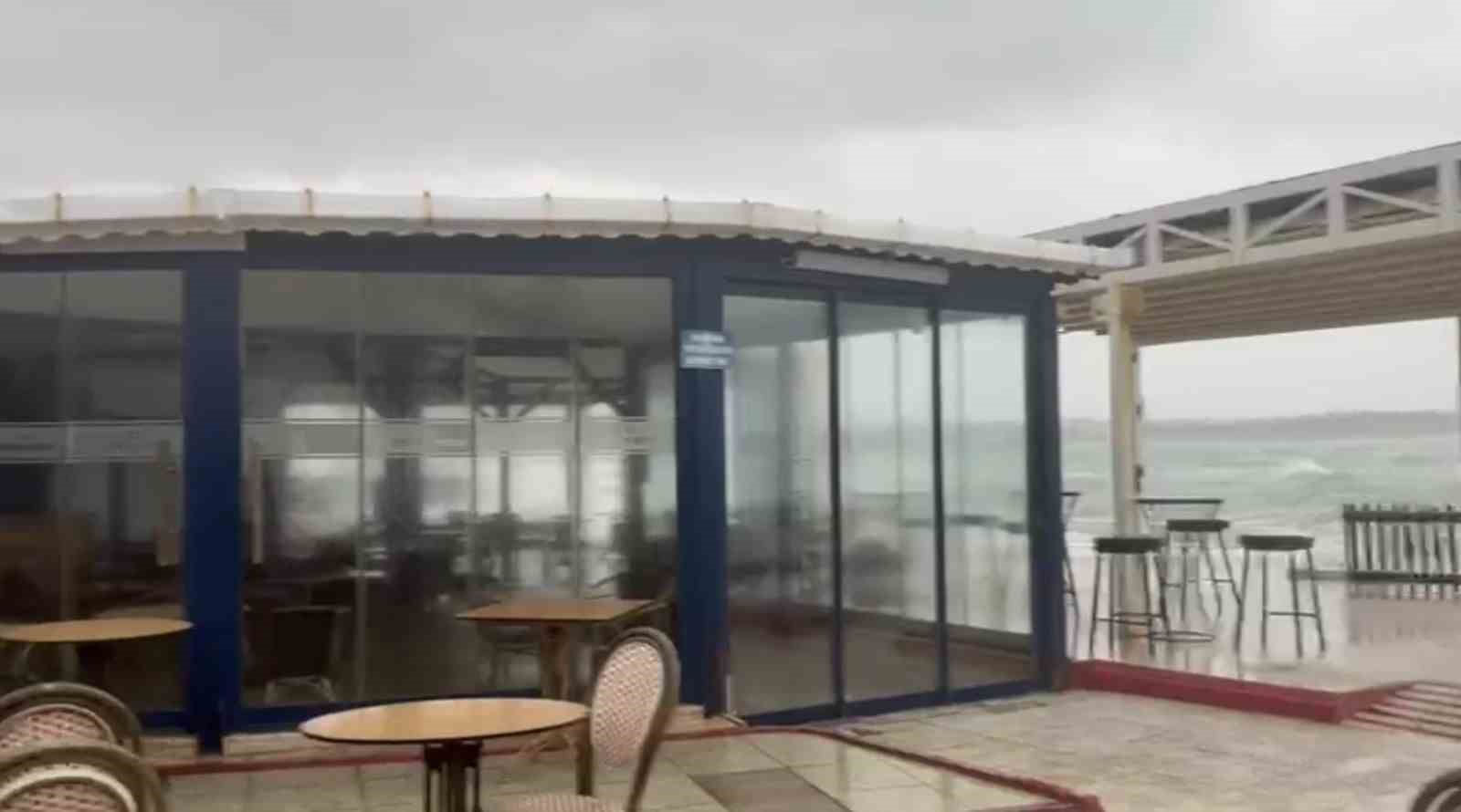 Didim’de fırtına etkili oldu: Deniz taştı, kafeyi su bastı