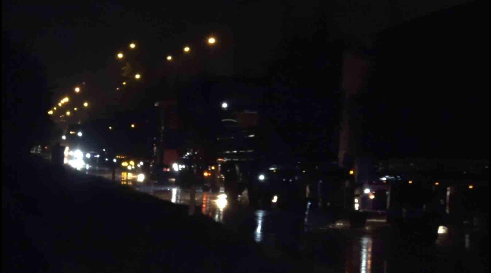 Balıkesir&rsquo;de otomobilin &ccedil;arptığı direk devrildi
