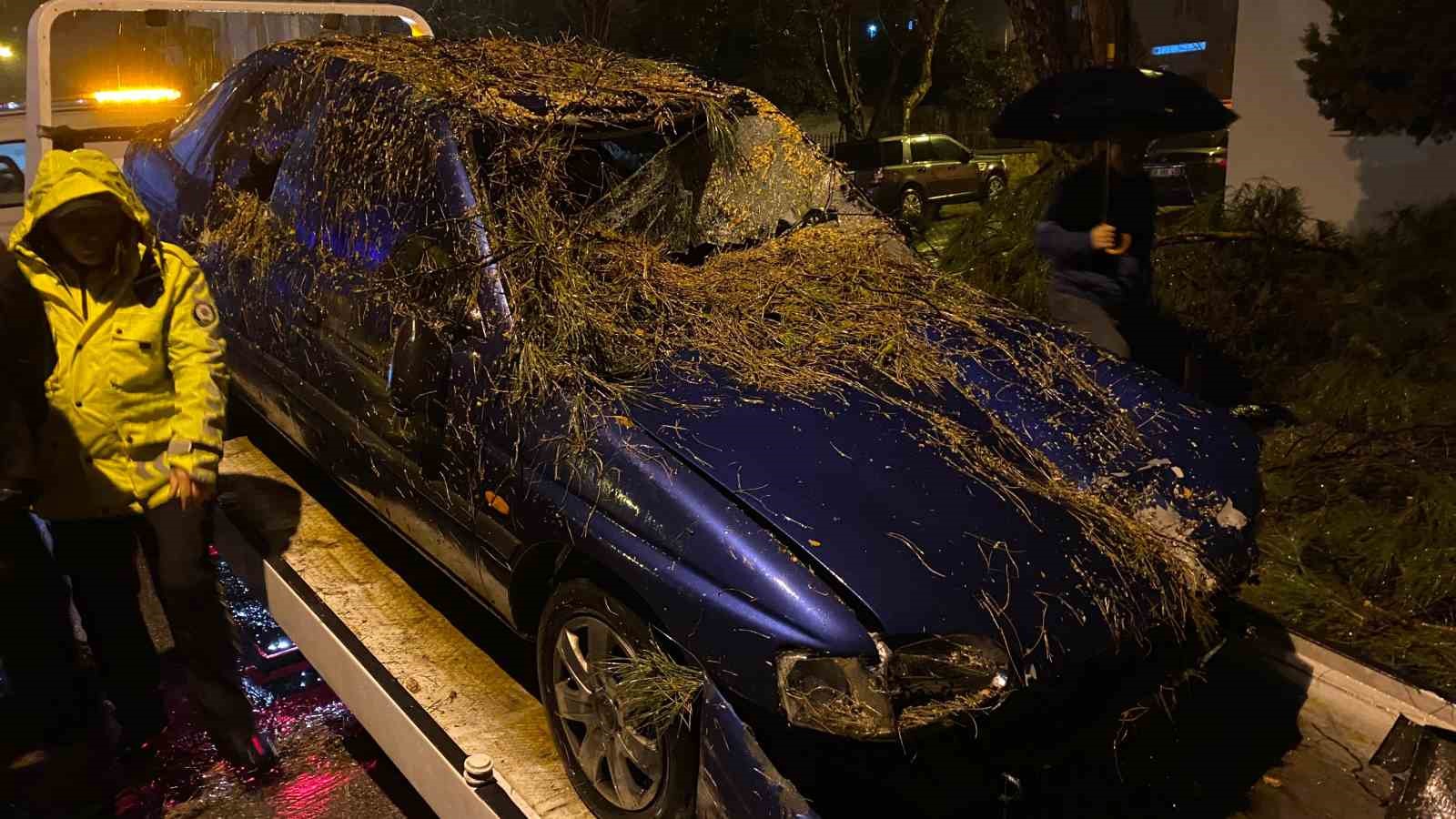 &Ouml;nce duvarı yıktı sonra otomobilin &uuml;zerine devrildi: 2 yaralı
