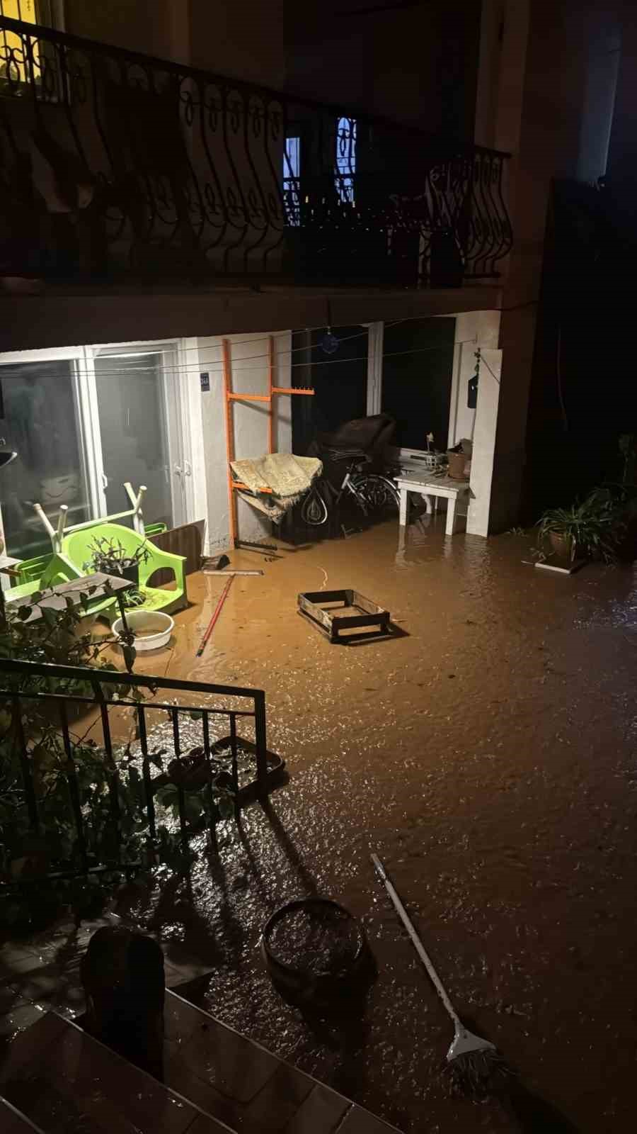 Marmaris&rsquo;te sağanak etkili oldu, su baskınları meydana geldi
