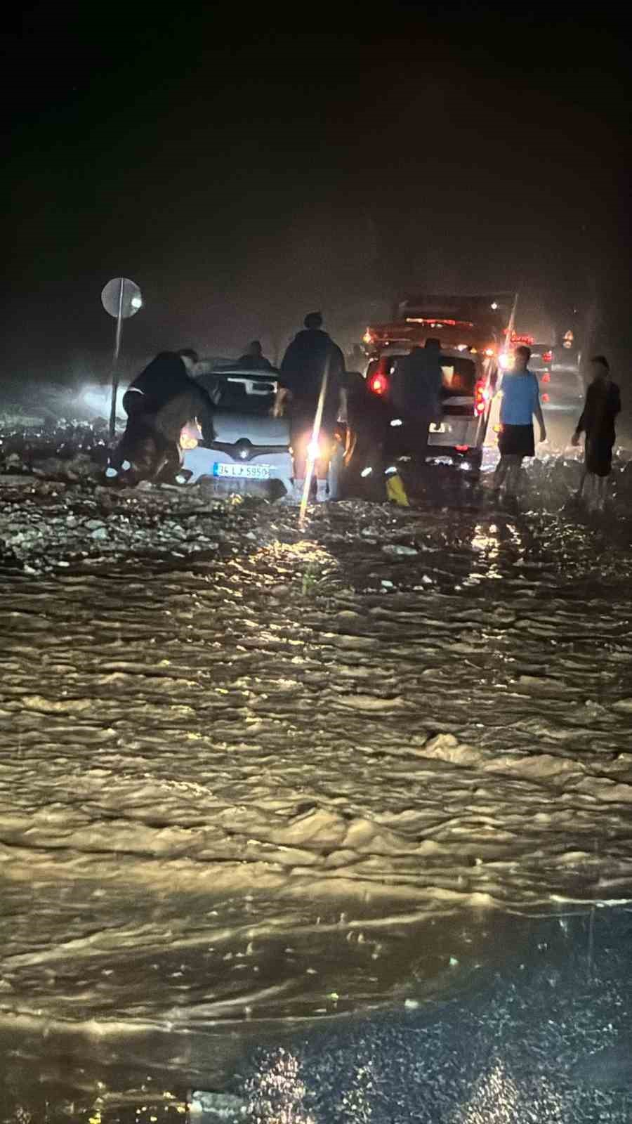 Bodrum&rsquo;u sel vurdu, evler ve iş yerlerini su bastı
