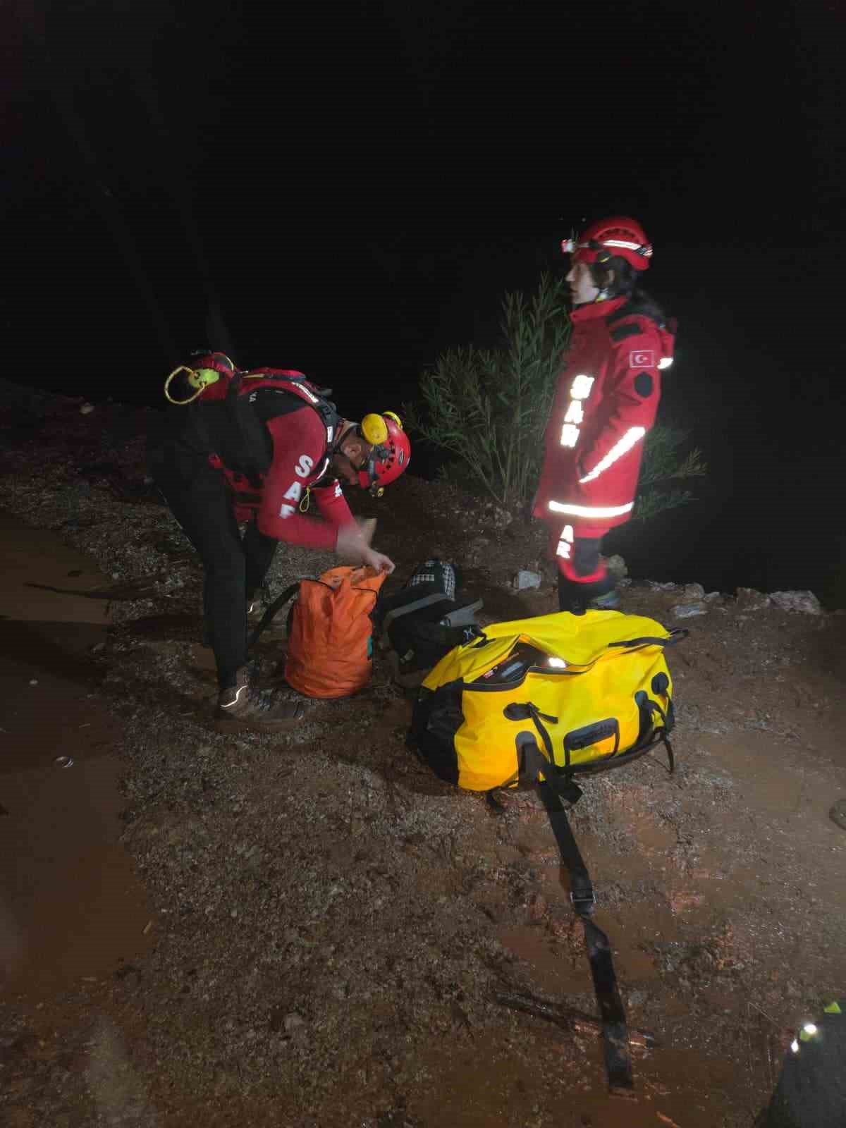 Sele kapılan şahıs i&ccedil;in arama kurtarma &ccedil;alışmaları s&uuml;r&uuml;yor

