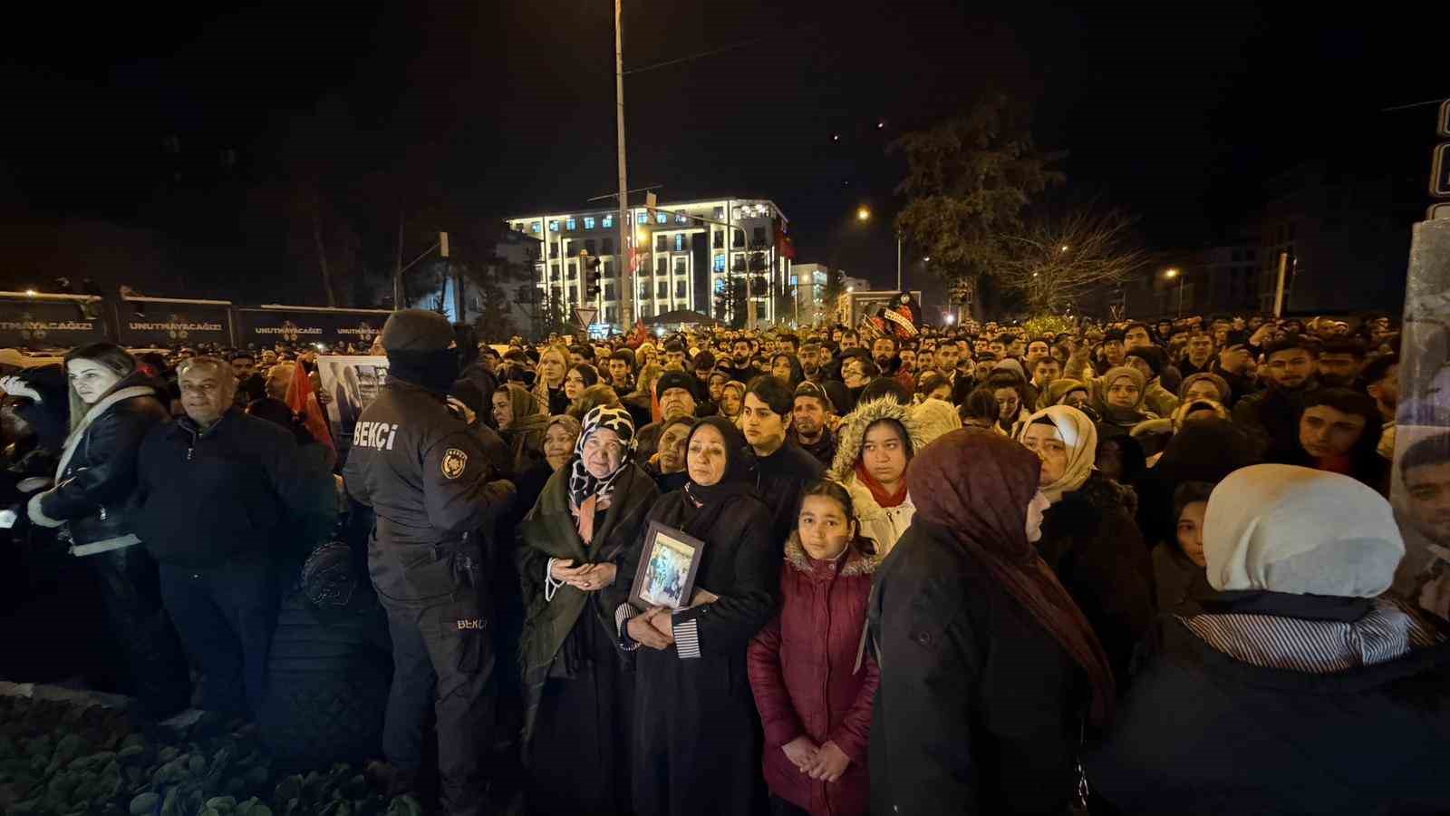 Adıyaman&rsquo;da binlerce kişi deprem şehitlerini andı
