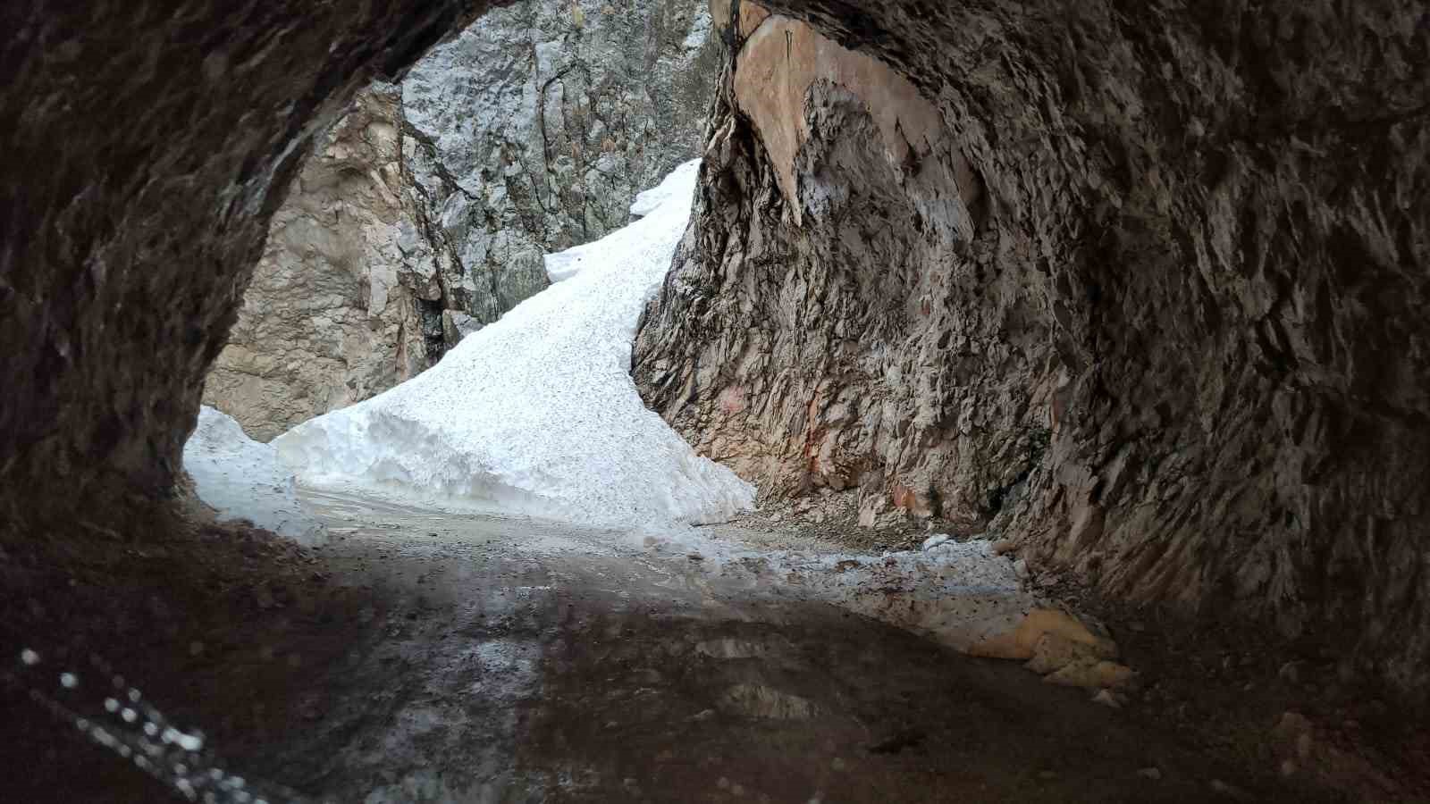 Kemaliye&rsquo;de Taş Yolu&rsquo;nda kar suları t&uuml;nelleri bastı
