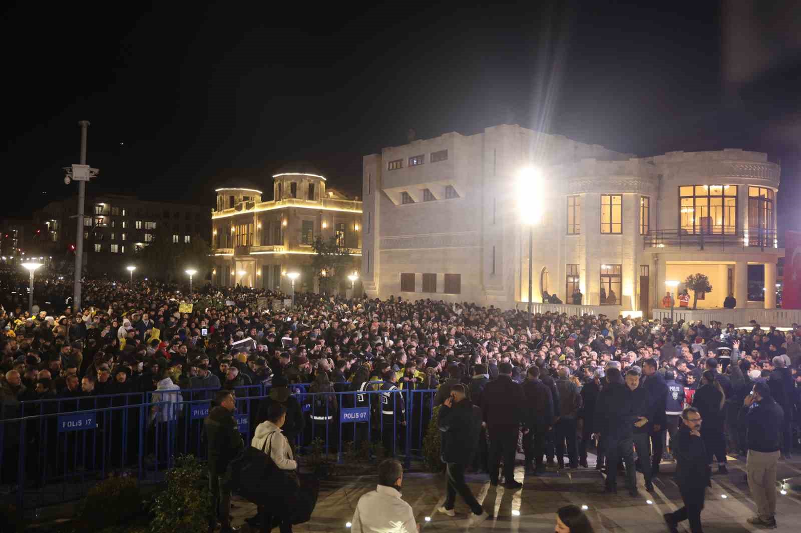 Asrın felaketinin 3’ünci yıl dönümünde Hatay’da binlerce kişi sessiz yürüyüş gerçekleştirdi