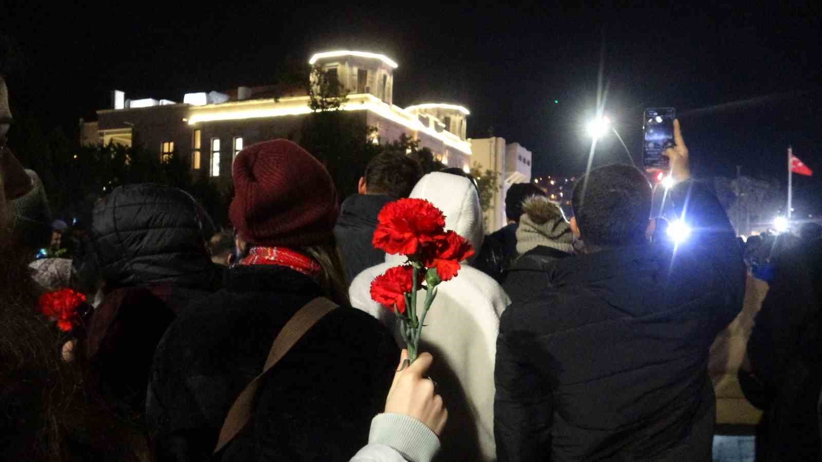 Asrın felaketinin 3&rsquo;&uuml;nci yıl d&ouml;n&uuml;m&uuml;nde Hatay&rsquo;da binlerce kişi sessiz y&uuml;r&uuml;y&uuml;ş ger&ccedil;ekleştirdi
