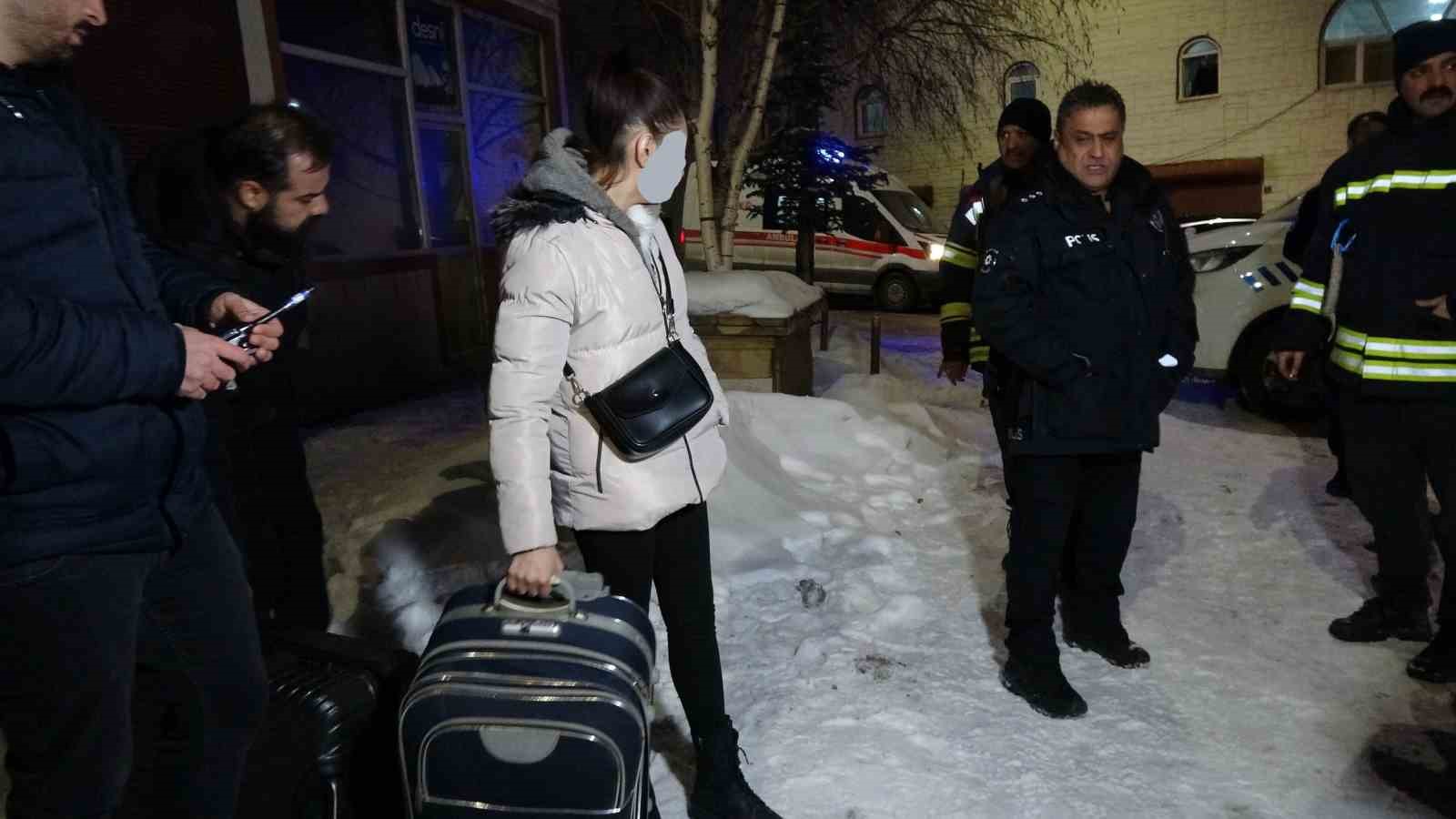 Evde zorla tutulduğunu iddia eden kadını polis ve itfaiye kurtardı
