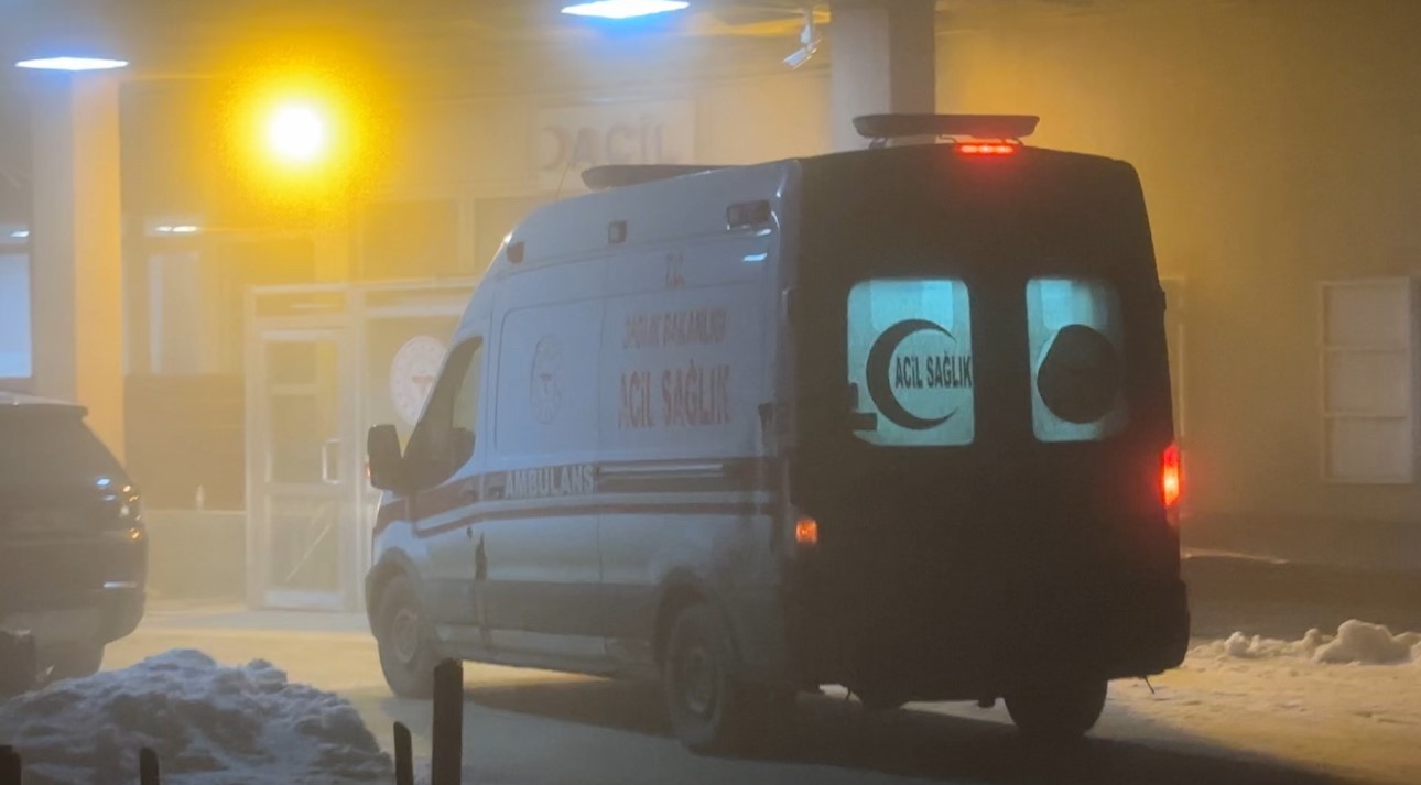 Yüksekova’da otomobil 30 metre savrularak kar yığınına saplandı: 3 yaralı