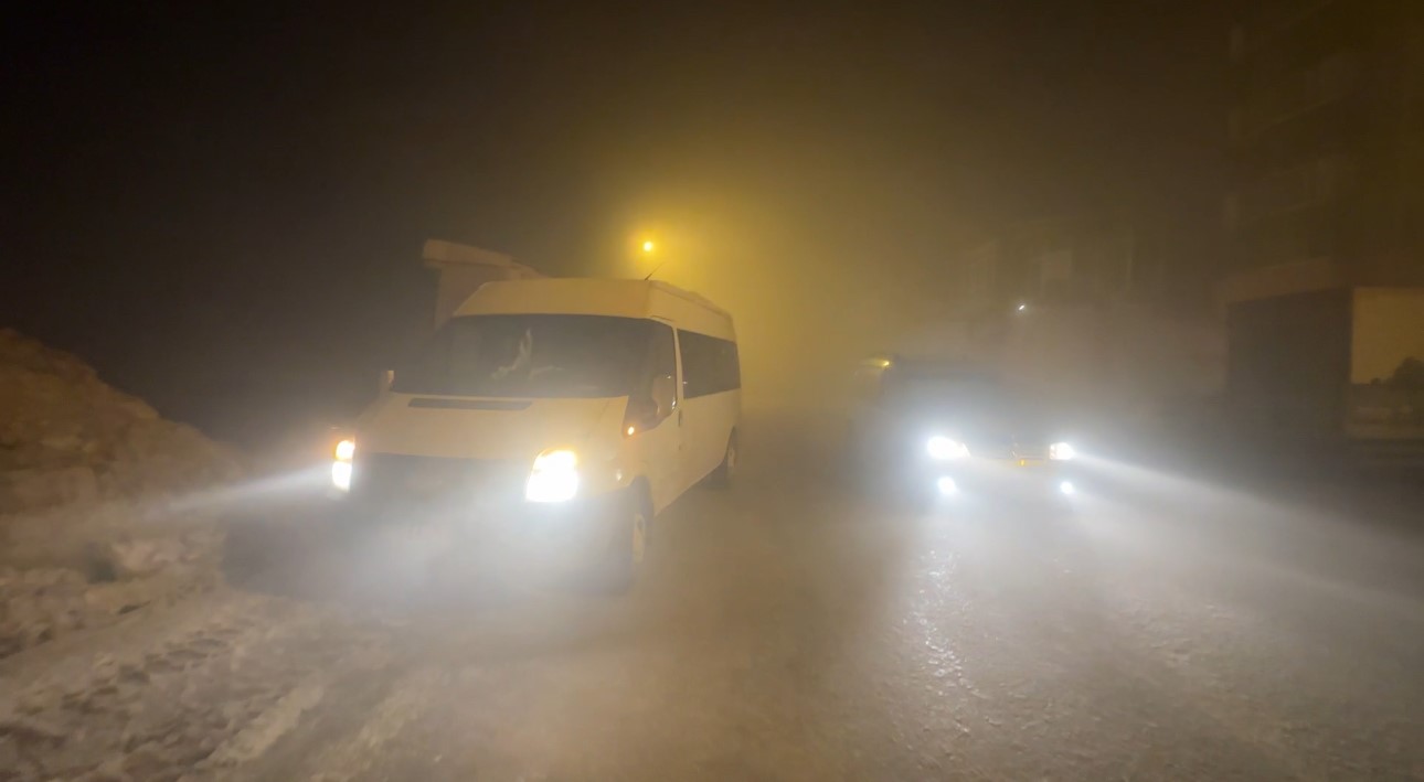 Yüksekova’da yoğun sis görüş mesafesini 5 metreye düşürdü