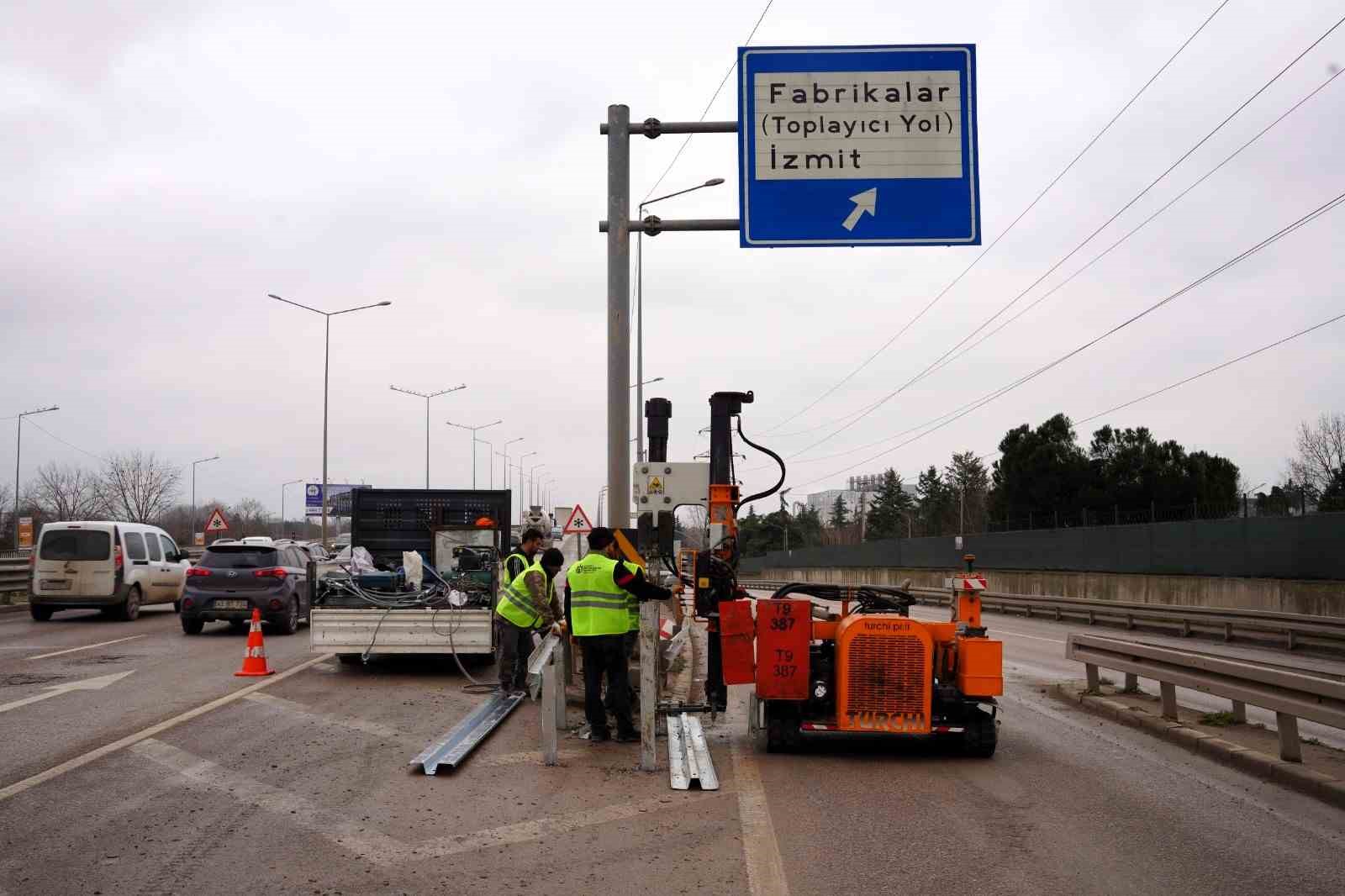D-100&rsquo;deki riskli kavşaklara "&ccedil;arpışma yastığı" &ouml;nlemi
