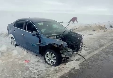 Erzurum’da otomobille tırın çarpıştığı kazada sürücüler yaralandı