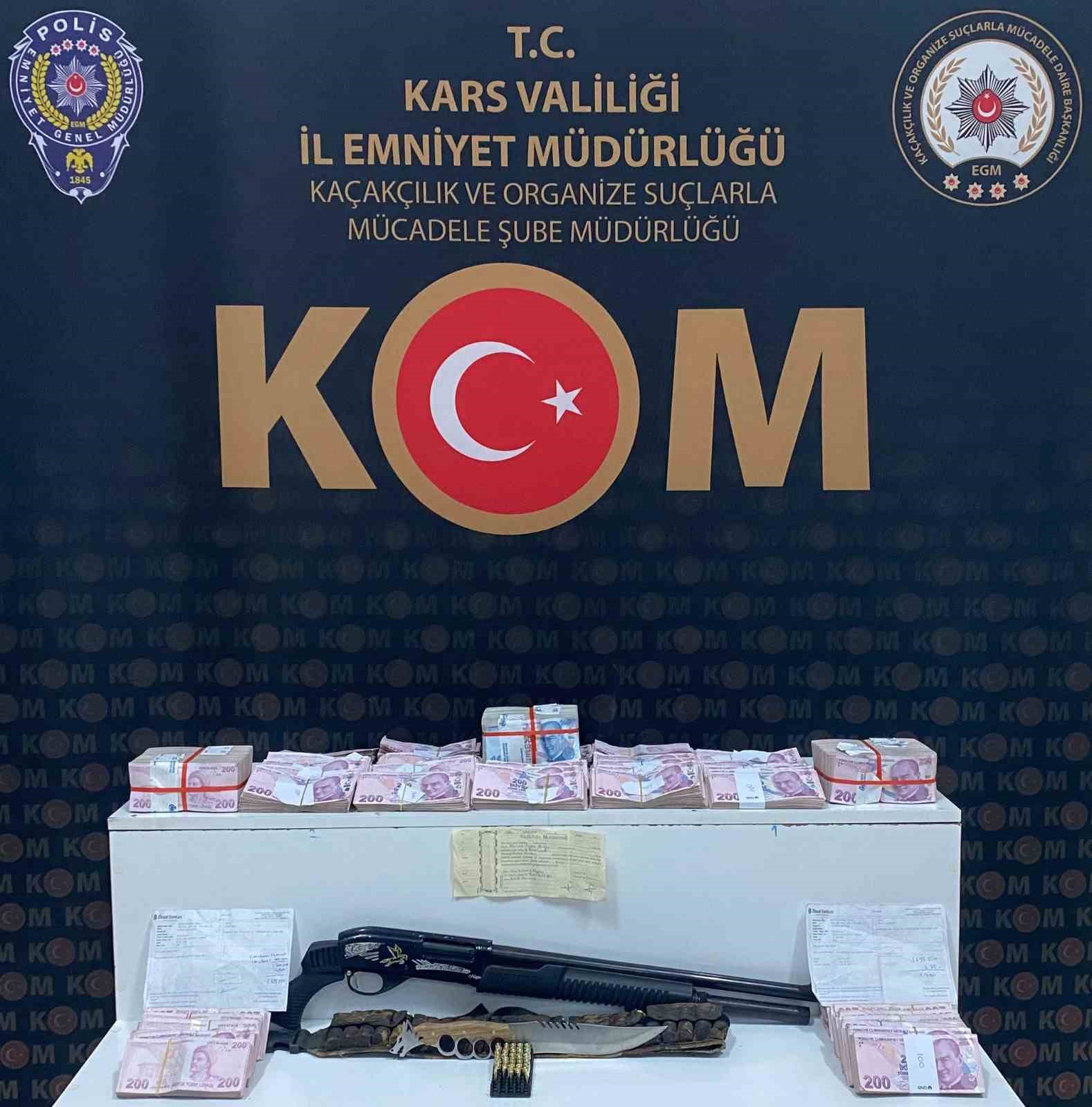 Kars’ta tefecilik operasyonu: Yatağın altından poşet poşet para çıktı